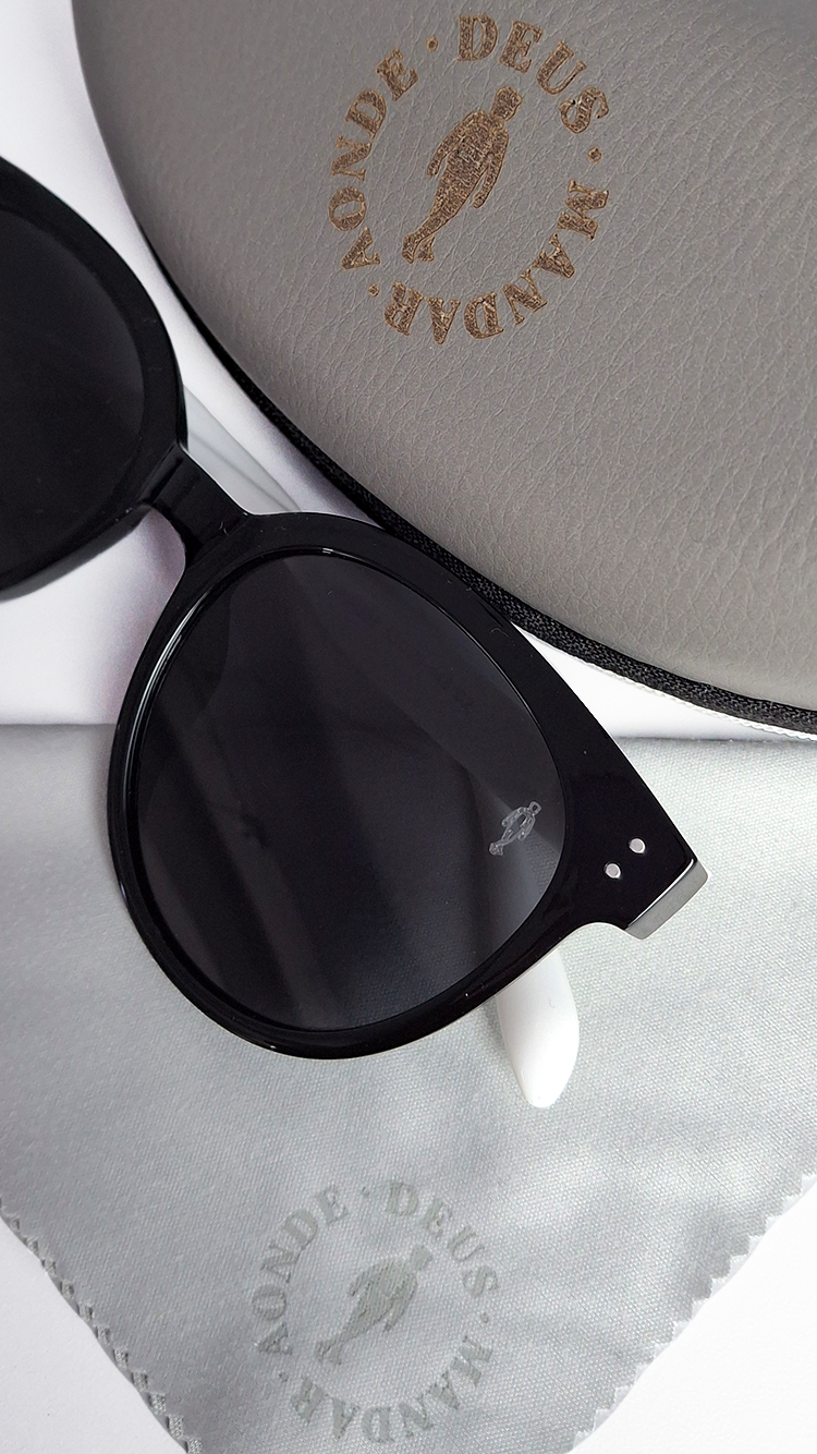Óculos de Sol Haste Branca Lente Preta RM0116