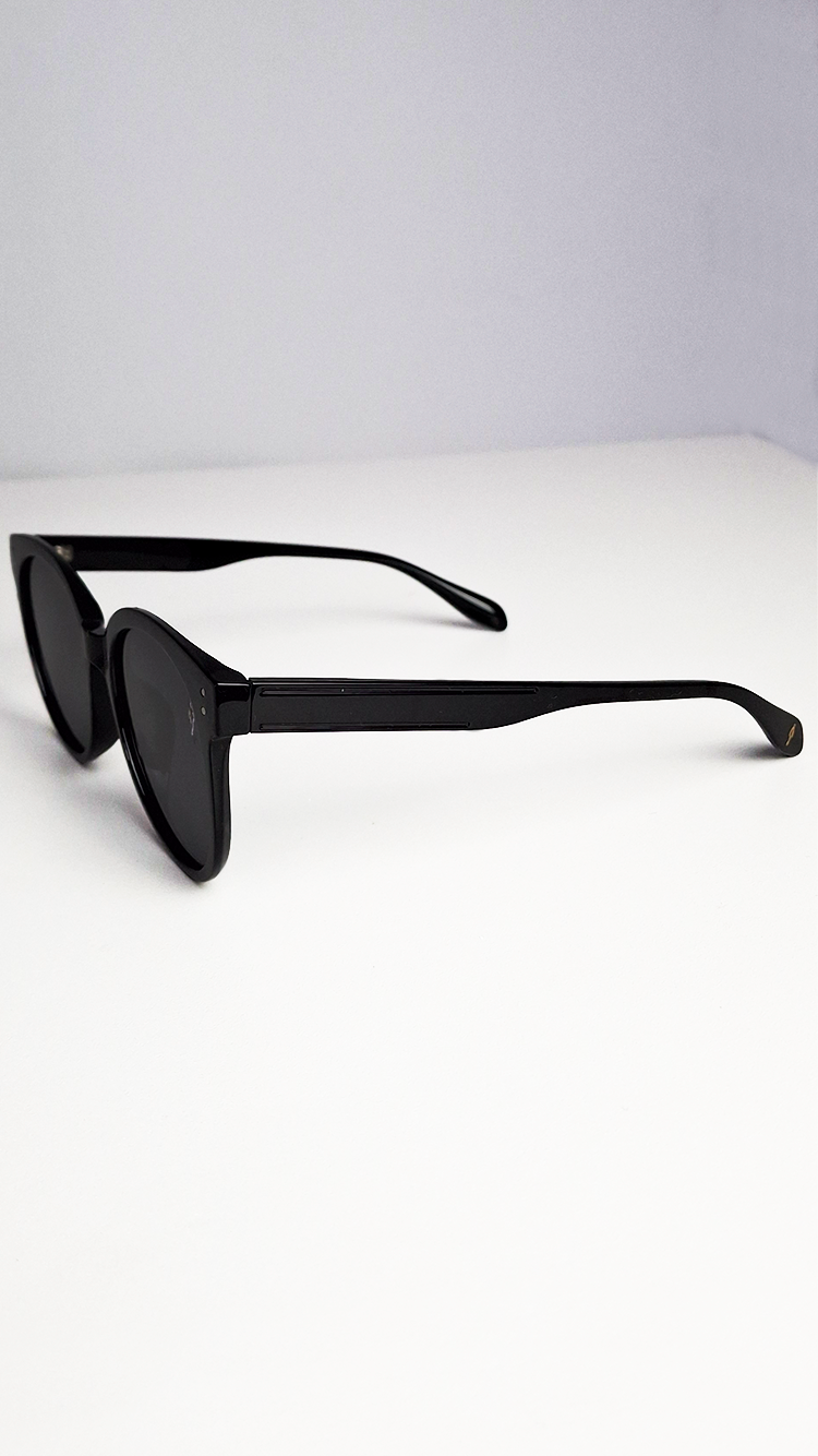 Óculos de Sol Haste Branca Lente Preta RM0116