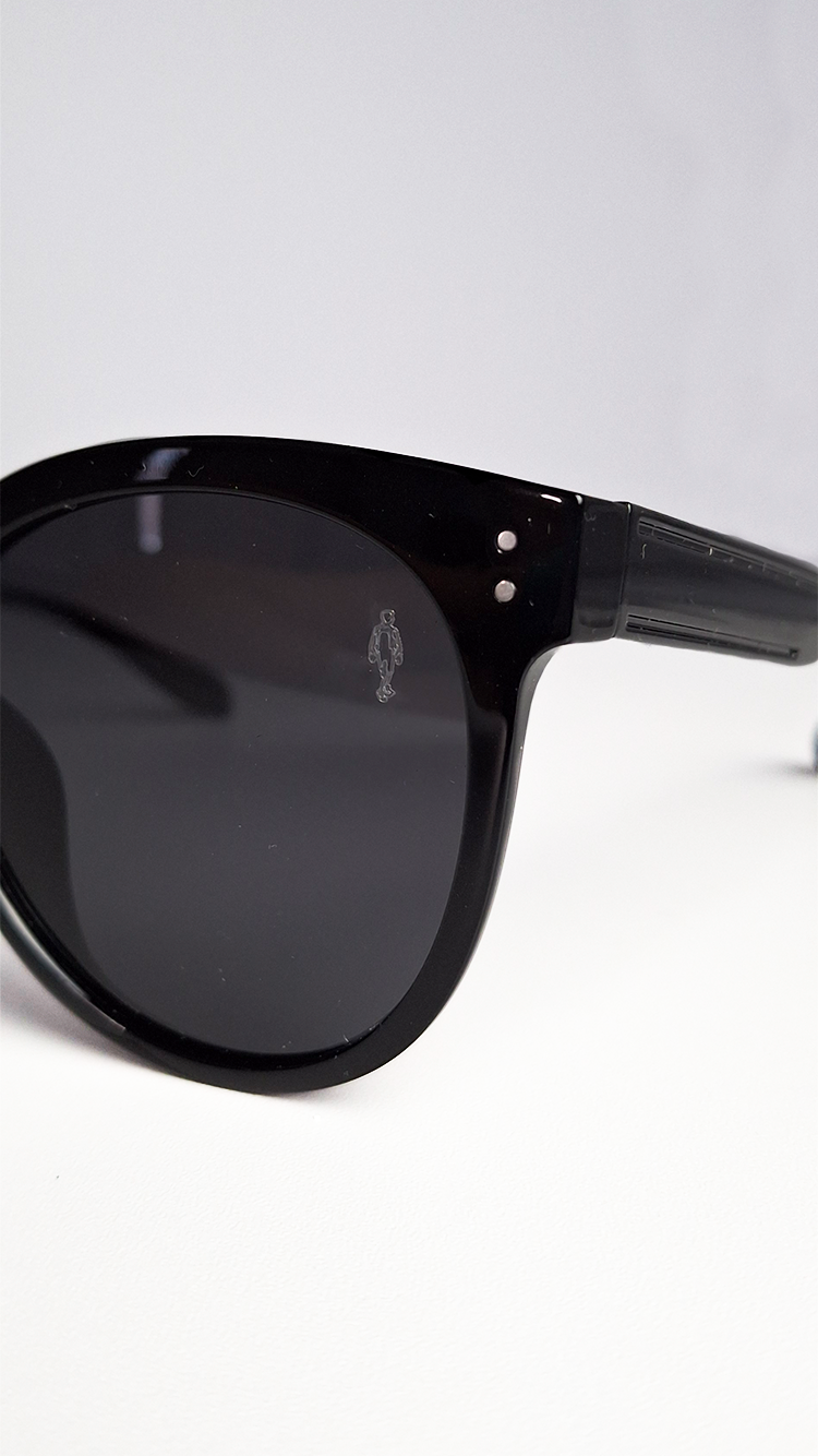 Óculos de Sol Haste Branca Lente Preta RM0116
