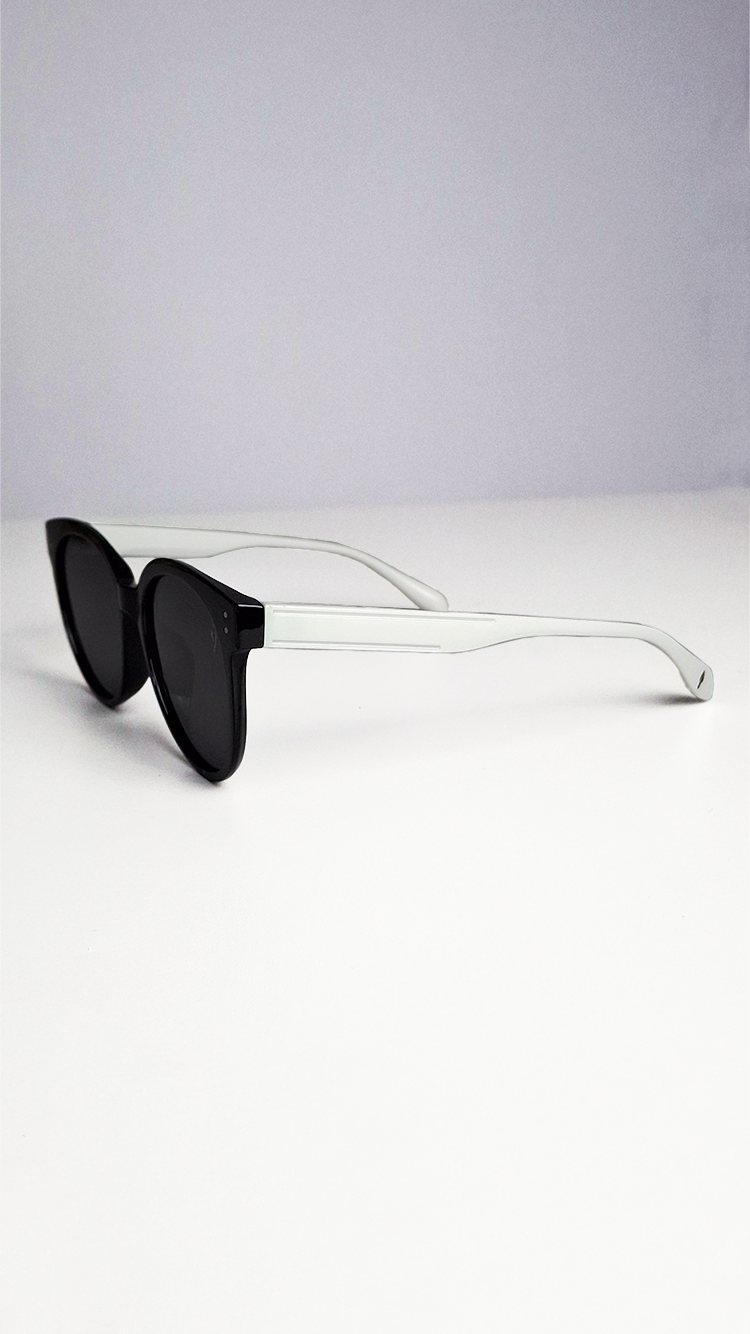 Óculos de Sol Haste Branca Lente Preta RM0116