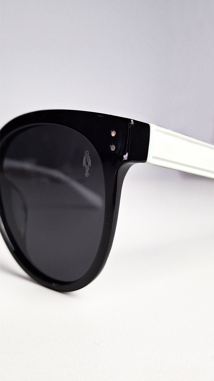 Óculos de Sol Haste Branca Lente Preta RM0116