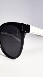 Óculos de Sol Haste Branca Lente Preta RM0116