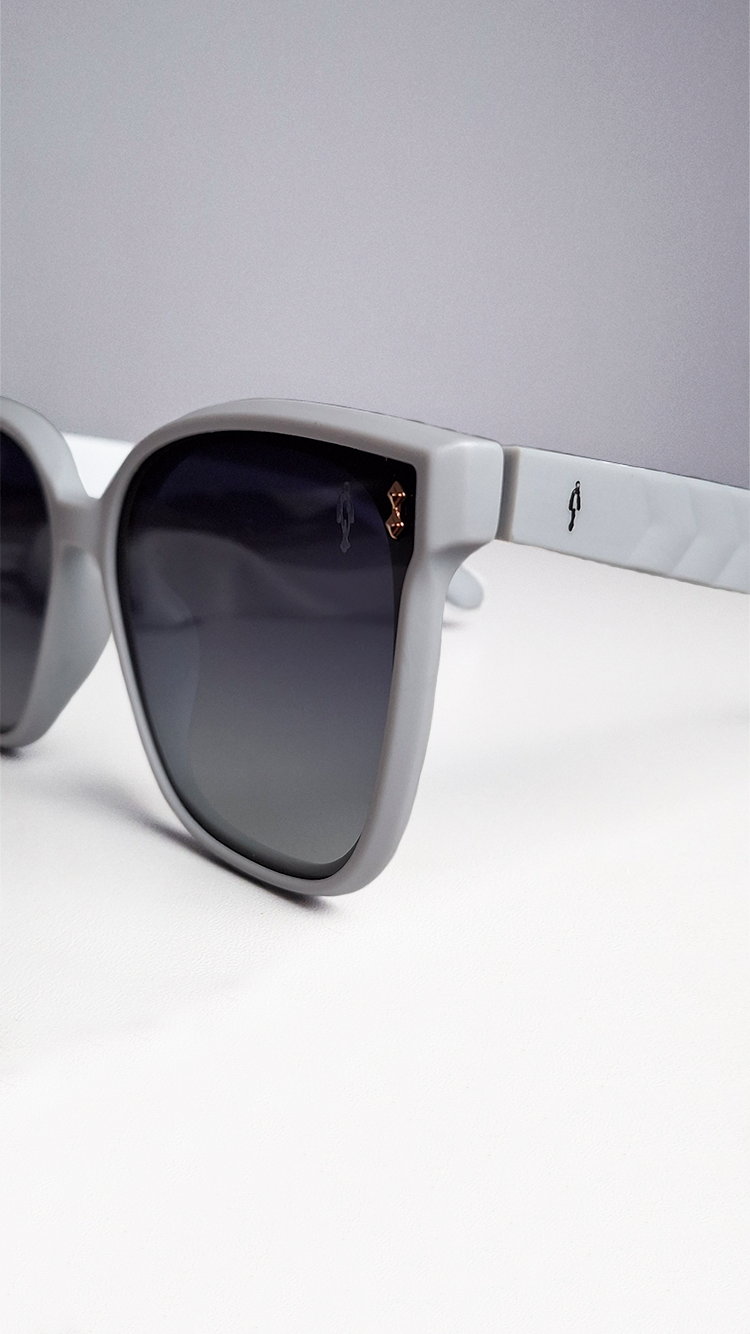 Óculos de Sol Cinza Lente Preta RM1015